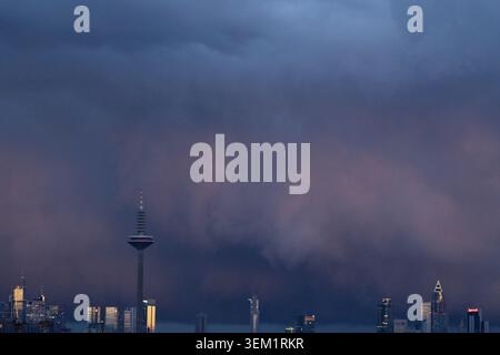 Frankfurt, Hesse, Germany. 4th June, 2026. Dark storm clouds gather over the skyline of Frankfurt's financial district at sunset in Frankfurt am Main, Germany. (Credit Image: © Matias Basualdo/ZUMA Press Wire) EDITORIAL USAGE ONLY! Not for Commercial USAGE! Stock Photo