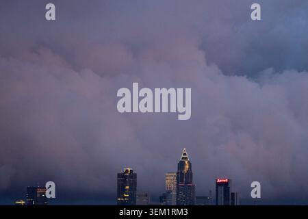 Frankfurt, Hesse, Germany. 4th June, 2026. Dark storm clouds gather over the skyline of Frankfurt's financial district at sunset in Frankfurt am Main, Germany. (Credit Image: © Matias Basualdo/ZUMA Press Wire) EDITORIAL USAGE ONLY! Not for Commercial USAGE! Stock Photo