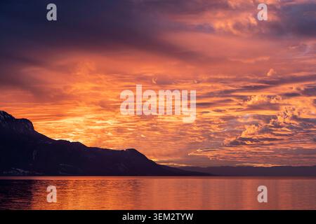 A fiery sunset over the north western reaches of Lac Leman. Clarens, Switzerland, 31st January, 2023. Stock Photo