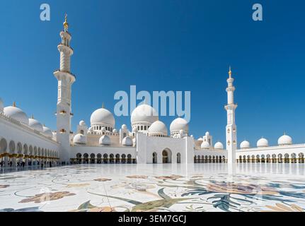 View of the inner courtyard, Sheikh Zayed Grand Mosque, Abu Dhabi, UAE Stock Photo