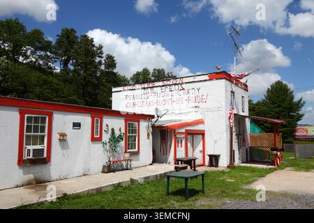 "Coming Soon" and "Our Clerks Won't Be Rude" writing on white painted wall of Mr Fred's store / house near Gettysburg, Pennsylvania, USA Stock Photo