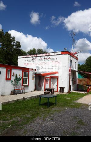 "Coming Soon" and "Our Clerks Won't Be Rude" writing on white painted wall of Mr Fred's store / house near Gettysburg, Pennsylvania, USA Stock Photo