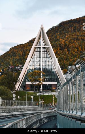 Arctic Cathedral of Tromsø seen from Tromsøbrua towards Tromsdalen, Northern Norway Stock Photo