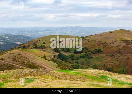A scenic view of the rugged mountain path on the Malvern Hills, winding through rolling green hills and dramatic landscape, with distant views of the Stock Photo