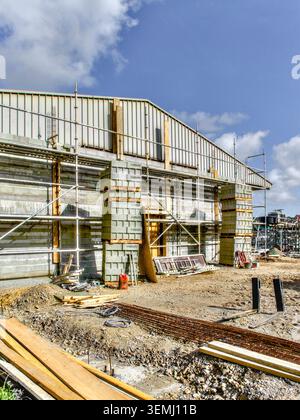 Scaffolding and stack of breeze blocks for adding new wall on building siteat building site - Preuilly-sur-Claise, Indre-et-Loire (37), France. Stock Photo