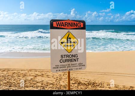 Warning sign for strong currents and drowning risk in Hawaii Stock Photo