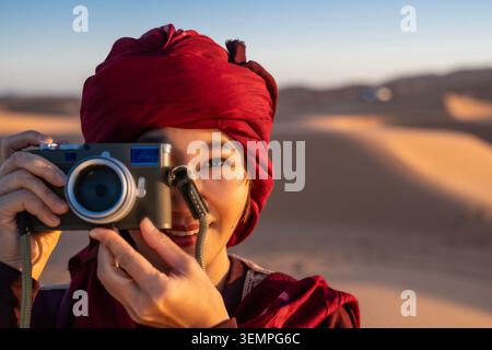 female photographer with rangefinder camera in the Sahara Stock Photo