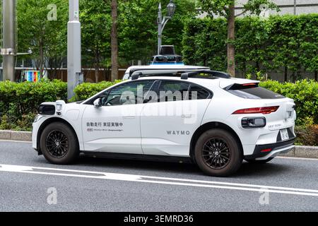 Tokyo, Japan June 4, 2026: A Waymo vehicle equipped with lidar sensors and autonomous driving technology on a street in Tokyo. Self-driving vehicles are considered a key component of future mobility and transportation concepts, as well as the development of artificial intelligence *** Ein Fahrzeug des Unternehmens Waymo mit Lidar-Sensoren und Technik für autonomes Fahren auf einer Straße in Tokio. Selbstfahrende Fahrzeuge gelten als wichtiger Baustein zukünftiger Mobilitäts- und Verkehrskonzepte sowie der Entwicklung künstlicher Intelligenz Stock Photo