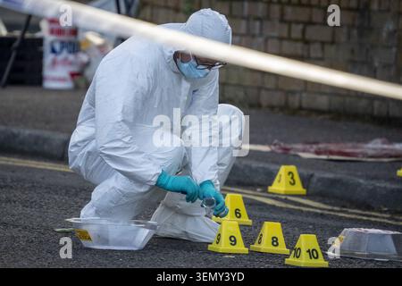 North Belfast, Northern Ireland. 9 June 2026. Police officers remain at the scene of a serious stabbing incident on Kinnaird Avenue in north Belfast. A man in his 30s has been arrested on suspicion of attempted murder and remains in police custody. The injured man, aged in his 40s, is in hospital with serious injuries to his face, neck and back. Picture: Aodhan Roberts/Alamy Live News. Stock Photo