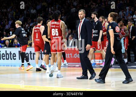 Bamberg player circle, Head coach Jesus Ramirez (Bamberg) nordphoto ...