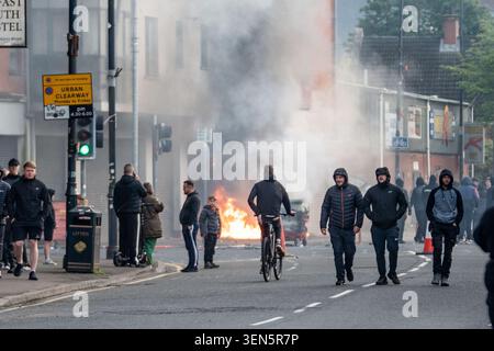 Belfast, UK. 09th June, 2026. Belfast youths burn down a grocery store owned by an immigrant during the rally. Belfast erupted into flames as locals took to the streets to protest against the stabbing of a North Belfast man by a Sudanese national refugee. Road blockades were set up all over Belfast bringing much of the city to a standstill. The protestors are demanding a stop to immigration into Northern Ireland. (Photo by Lab Mo/SOPA Images/Sipa USA) Credit: Sipa USA/Alamy Live News Stock Photo