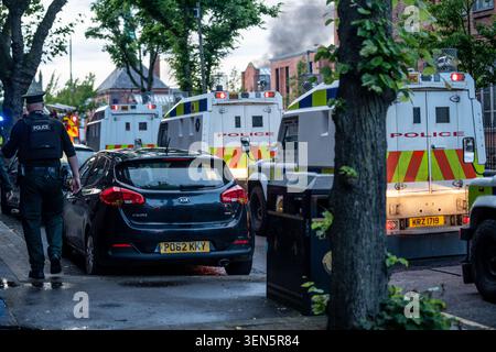 Belfast, UK. 09th June, 2026. Riot Police arrive at the scene of a fire lit by protestors in Belfast. Belfast erupted into flames as locals took to the streets to protest against the stabbing of a North Belfast man by a Sudanese national refugee. Road blockades were set up all over Belfast bringing much of the city to a standstill. The protestors are demanding a stop to immigration into Northern Ireland. (Photo by Lab Mo/SOPA Images/Sipa USA) Credit: Sipa USA/Alamy Live News Stock Photo