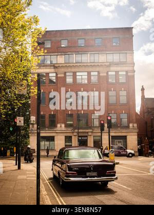 LONDON - APRIL 18, 2026: HAMMERSMITH ROAD – vintage Mercedes outside Lyric House Stock Photo
