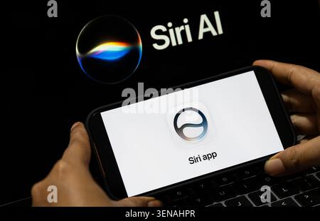June 10, 2026: n this photo illustration, a person holds a smartphone displaying the Siri app logo in front of a screen showing Siri AI branding on June 10, 2026, in New Delhi, India. (Credit Image: © David Talukdar/ZUMA Press Wire) EDITORIAL USAGE ONLY! Not for Commercial USAGE! Stock Photo
