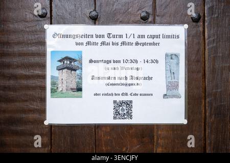 German opening-hours notice with QR code on a wooden door at Roman Limes watchtower Turm 1/1, caput limitis, Rheinbrohl, Rhineland-Palatinate, Germany Stock Photo