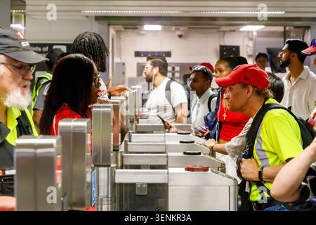 Toronto, Canada. 11 June, 2026. The Toronto Transit Commission's (TTC) Union Station was closed due to a Toronto Fire investigation after fears of an electrical fire.  Trains turned back at Osgoode and College Stations.  Credit: A Duan/Ģ����ý Live News Stock Photo