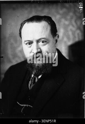 In 1924, Professor Brandon speaks at the Arts et Métiers institution in France, engaging students and colleagues during the academic gathering. Stock Photo