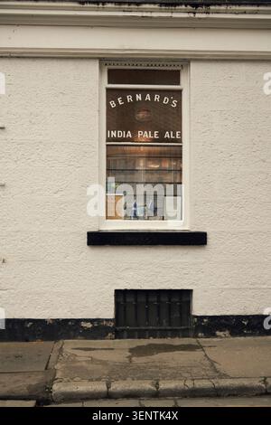 Edinburgh, Scotland, United Kingdom - January 18 2026: The Oxford Bar public house window with a white wall in Edinburgh, Scotland Stock Photo