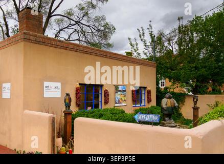 Santa Fe, NM - May 6 , 2026 - An amusing sign outside a gallery on Canyon Road claims it is "Very Open" Stock Photo