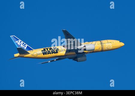 Boeing 777 ana airlines hi-res stock photography and images - Alamy