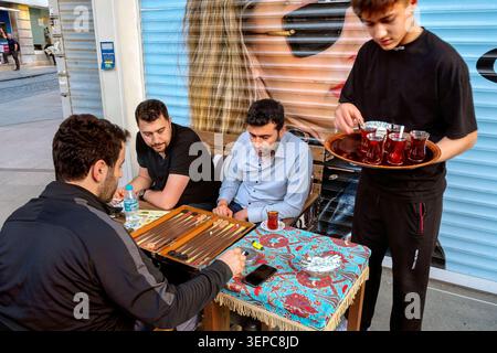 Friends playing backgammon in a makeshift street café, Istanbul, Turkey, Türkiye, Europe Stock Photo
