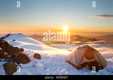 Tent pitched on snow covered mountain ridge near Seattle, Washington Stock Photo