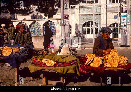 Street traders selling traditional naan flat bread in the early morning, Kabul, Afghanistan, August 1992. Stock Photo
