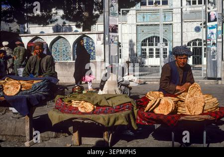Street traders selling traditional naan flat bread in the early morning, Kabul, Afghanistan, August 1992. Stock Photo