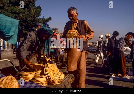 Street traders selling traditional naan flat bread in the early morning, Kabul, Afghanistan, August 1992. Stock Photo