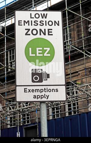 Low Emission Zone entrance sign on Gellatly Street, Dundee DD1 3DY, warning drivers that exemptions apply and cameras enforce the scheme Stock Photo