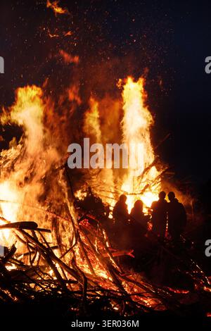 19.04.2025, Germany, Berlin, Berlin - Silhouettes of people against the flames of an Easter bonfire. 00S250419D526CAROEX.JPG [MODEL RELEASE: NO, PROPE Stock Photo