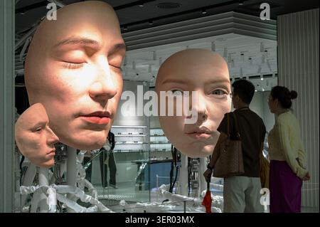 03.10.2025, Singapore, , Singapore - People stand in front of the Gentle Monster Concept Store, featuring giant robot heads, at The Shoppes at Marina Stock Photo