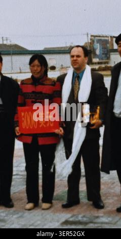 (260617) -- HOHHOT, June 17, 2026 (Xinhua) -- This file photo taken in 2000 shows Yin Yuzhen (L) and Ronald Sakolsky posing for a photo in Uxin Banner, north China's Inner Mongolia Autonomous Region. (Xinhua) Stock Photo