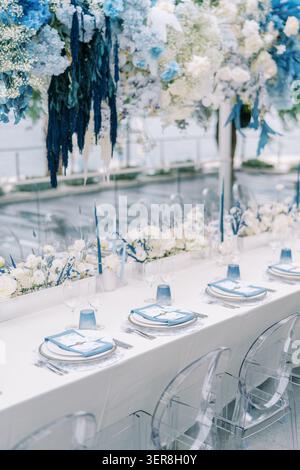 Elegant seaside wedding dinner table with blue and white decor Stock Photo