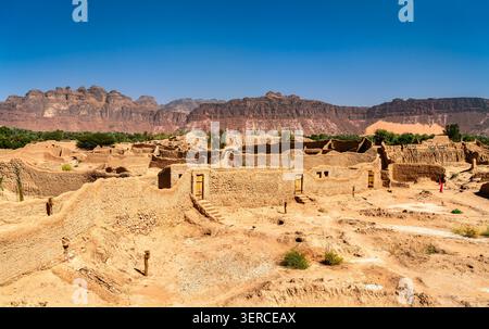 Panoramic view of the ancient mud brick ruins of AlUla Old Town with mountains in the background, Saudi Arabia. Stock Photo