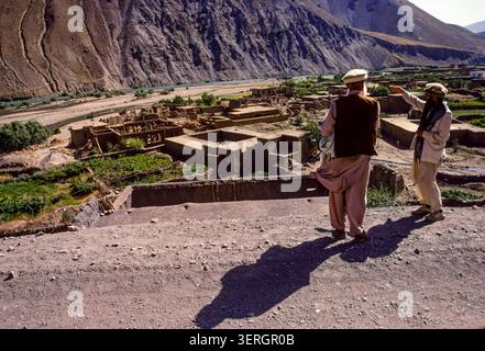 Two men in discussion in the Panshir Valley, Afghanistan, August 1992 Stock Photo