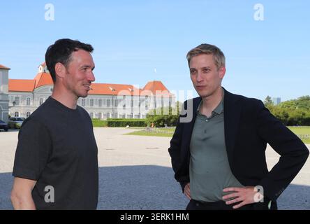 Pressetermin im Rahmen der Einladung der Olympischen Spitzenverbände zur Vorstellung des vertieften Bewerbungskonzepts, Olympiabewerbung München, Schloss Nymphenburg Hier im Bild Felix Neureuther, ehemaliger Skifahrer und TV Experte (li.) mit Dominik Krause, Oberbürgermeister der Stadt München (re.) beim ersten Kennenlernen vor Ort Stock Photo
