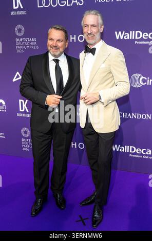 ABB/DUFTSTARS-Udo Heuse, Fragrance Foundation Germany, Andreas Fuhlisch Fragrance Foundation Germany, zu Gast auf dem blauen Teppich bei der Verleihung des Deutschen Parfumpreises Duftstars 2026 auf der Rheinterrasse am 18.06.2026 in Duesseldorf NRW Deutschland *** ABB DUFTSTARS Udo Heuse, Fragrance Foundation Germany, Andreas Fuhlisch, Fragrance Foundation Germany, as guests on the blue carpet at the 2026 Duftstars German Fragrance Awards ceremony on the Rheinterrasse on June 18, 2026, in Düsseldorf, North Rhine-Westphalia, Germany,detected source language Stock Photo