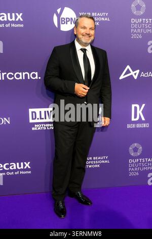 ABB/DUFTSTARS-Udo Heuse, Fragrance Foundation Germany zu Gast auf dem blauen Teppich bei der Verleihung des Deutschen Parfumpreises Duftstars 2026 auf der Rheinterrasse am 18.06.2026 in Duesseldorf NRW Deutschland *** ABB DUFTSTARS Udo Heuse of the Fragrance Foundation Germany as a guest on the blue carpet at the 2026 German Fragrance Award Duftstars ceremony on the Rheinterrasse on June 18, 2026, in Düsseldorf, North Rhine-Westphalia, Germany,detected source language Stock Photo