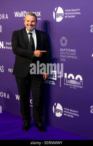 ABB/DUFTSTARS-Udo Heuse, Fragrance Foundation Germany zu Gast auf dem blauen Teppich bei der Verleihung des Deutschen Parfumpreises Duftstars 2026 auf der Rheinterrasse am 18.06.2026 in Duesseldorf NRW Deutschland *** ABB DUFTSTARS Udo Heuse of the Fragrance Foundation Germany as a guest on the blue carpet at the 2026 Duftstars German Fragrance Awards ceremony on the Rheinterrasse on June 18, 2026, in Düsseldorf, North Rhine-Westphalia, Germany,detected source language Stock Photo