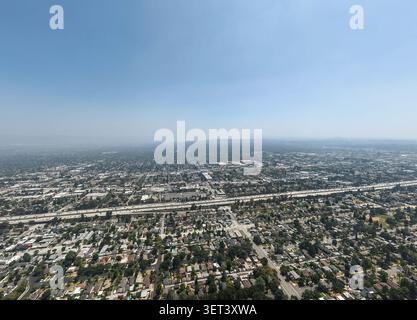 PASADENA, CALIFORNIA, USA – JUNE 20, 2026: A view from Pasadena shows a large plume of smoke rising over the Los Angeles basin from the ongoing warehouse fire in the Boyle Heights neighborhood on June 20, 2026. Firefighters from the Los Angeles Fire Department continued battling the industrial blaze as smoke drifted across portions of Southern California. A State of Emergency was issued on June 20 in response to the fire and its impacts on surrounding communities. (Photo by Weston Hancock/Sipa USA) Stock Photo