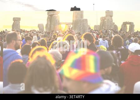 people-gather-at-stonehenge-wiltshire-during-sunrise-on-the-summer