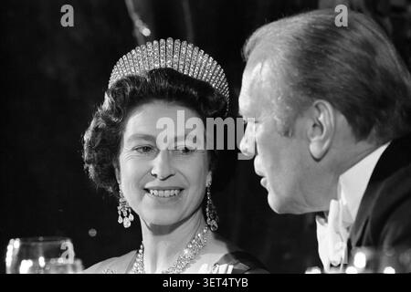 President Gerald R. Ford and Queen Elizabeth II in conversation at a State Dinner in Honor of Queen Elizabeth II and Prince Philip held in a tent on the South Lawn of the White House on July 7, 1976, in Washington, D.C. (USA) Stock Photo