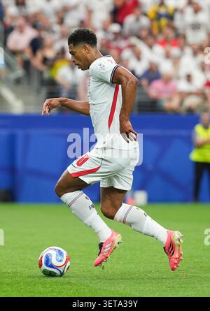 England Midfielder Jude Bellingham 10 Croatia Defender Josip utalo england-midfielder-jude-bellingham-10-croatia-defender-josip-utalo