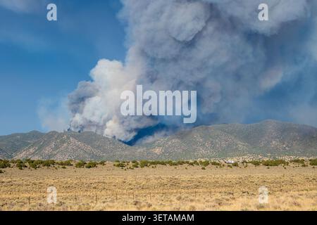 Saratoga Springs, Utah, USA. 21st June, 2026. Thick smoke from the Iron Fire billows over the East Tintic Mountains near Eureka as the wildfire continues to burn through rugged terrain. The blaze has consumed more than 21,000 acres and remains active amid hot, dry conditions. (Credit Image: © Charles McClintock Wilson/ZUMA Press Wire) EDITORIAL USAGE ONLY! Not for Commercial USAGE! Credit: ZUMA Press, Inc./Ģ����ý Live News Stock Photo