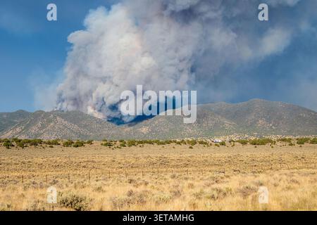 Saratoga Springs, Utah, USA. 21st June, 2026. Thick smoke from the Iron Fire billows over the East Tintic Mountains near Eureka as the wildfire continues to burn through rugged terrain. The blaze has consumed more than 21,000 acres and remains active amid hot, dry conditions. (Credit Image: © Charles McClintock Wilson/ZUMA Press Wire) EDITORIAL USAGE ONLY! Not for Commercial USAGE! Credit: ZUMA Press, Inc./Ģ����ý Live News Stock Photo