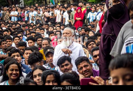Dhaka, Bangladesh - 17 June 2026: View of a large crowd gathered in an outdoor space, with an elderly man with a white beard standing in the center, s Stock Photo
