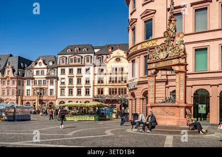 Markt und Marktbrunnen in  Mainz, Rheinland-Pfalz, Deutschland  |  Market and Market fountain in Mainz, Rhineland-Palatinate, Germany Stock Photo