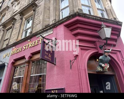 The vibrant pink exterior of the No1 bar and dining establishment located on The Royal Mile, High Street, Edinburgh. Stock Photo
