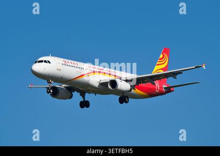 Hong Kong Airlines Airbus A321-200 (B-LPR) passenger plane on final approach to Narita International Airport Stock Photo